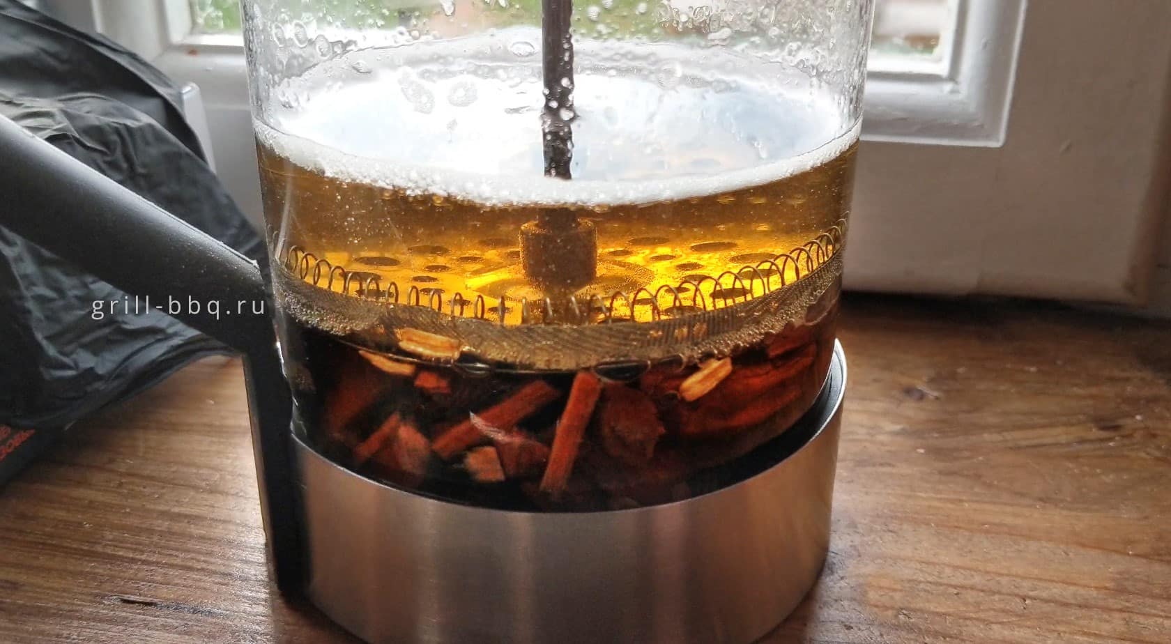 Нужно ли замачивать щепу перед копчением на гриле