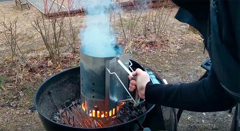 Как разжечь уголь в стартере с помощью газеты (видео)